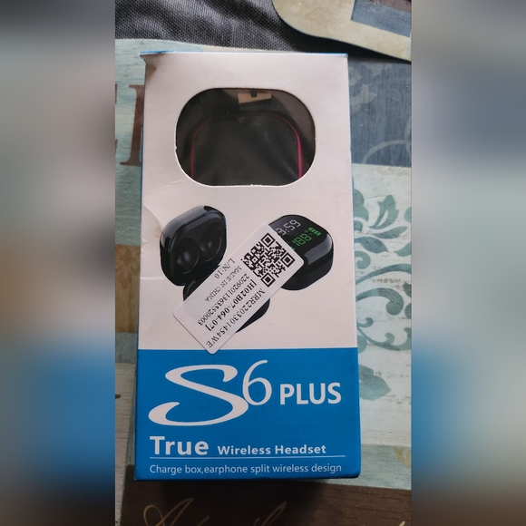 Bluetooth wireless ear buds - Picture 3 of 3